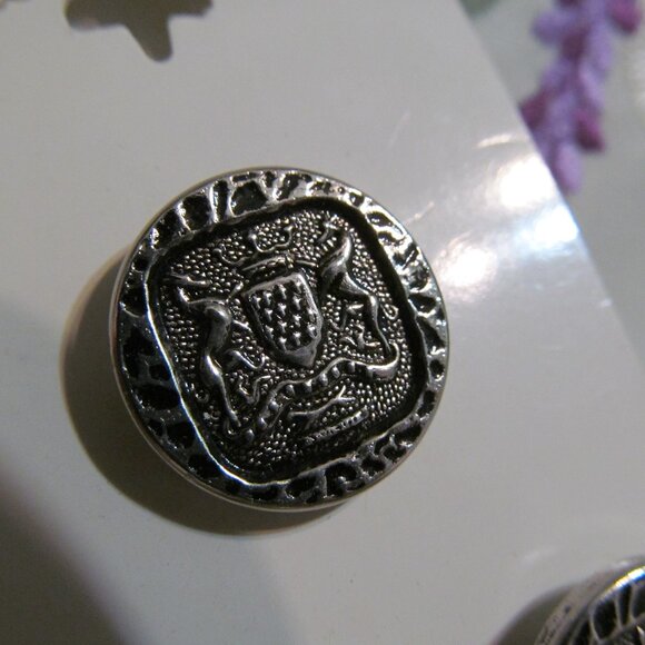 Vintage NEW Le Chic Buttons 3 Buttons on 1 Card ~ Silver Metal Crest Shield - Picture 3 of 8
